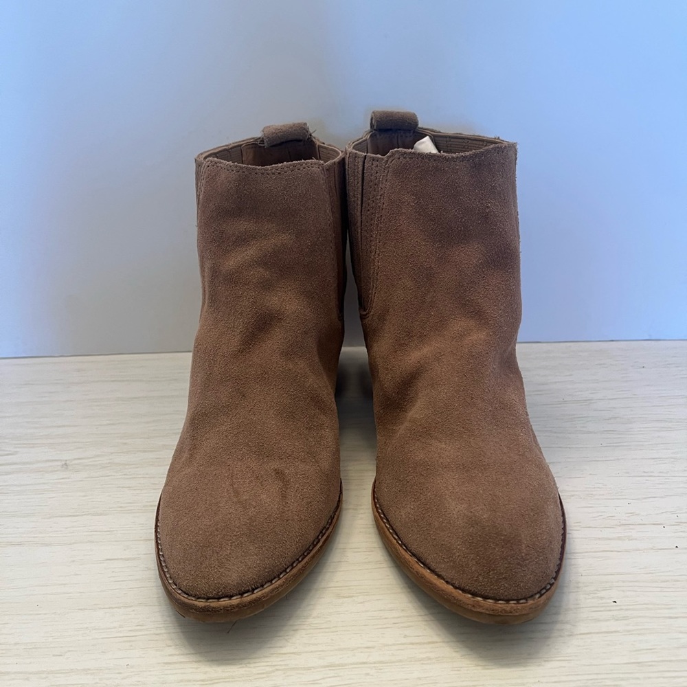 Dolce Vita Ankle Boot Bootie Size 8 Taupe Beige Suede Slip On Mid Heel 2.5.